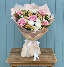 Букет цветов из:  Гвоздики, Орхидеи и Розы в Чкаловске