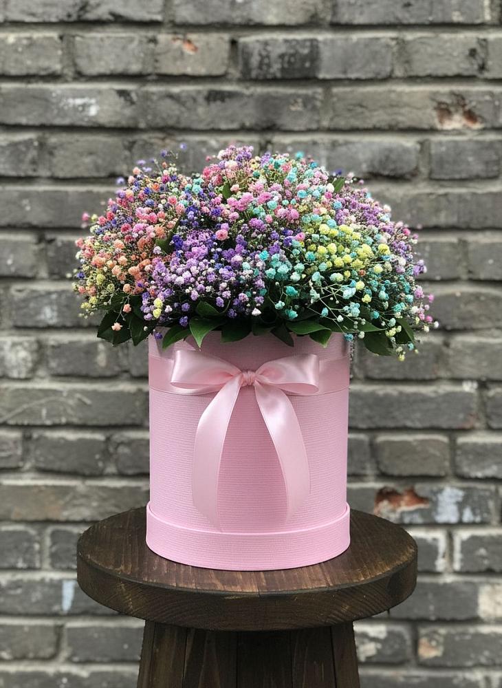 Цветочная композиция из Гипсофила и Розы в шляпной коробке в Чкаловске