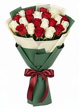 Букет Микс из красных и белых роз в Чкаловске