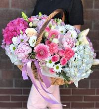 Композиция солнечный день в Чкаловске Цветочная композиция из Розы, Хризантемы, Пионы и Лизиантусы в корзине в Чкаловске