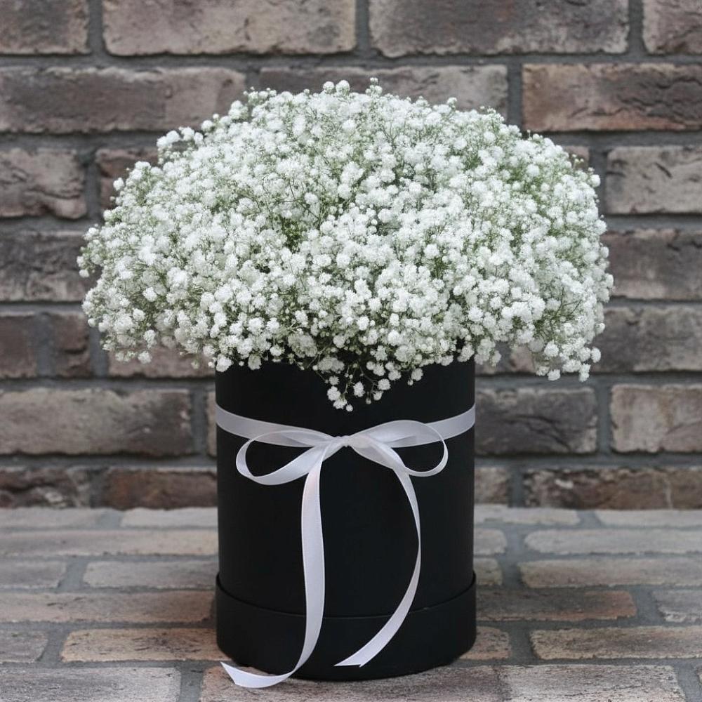 Цветочная композиция из Гипсофила в шляпной коробке в Чкаловске