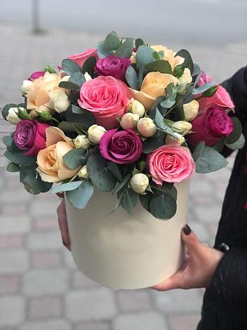 Цветочная композиция из Розы в шляпной коробке в Чкаловске