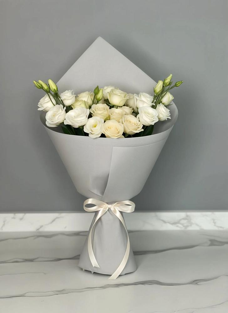 Букет цветов из: Розы и Лизиантусы в Чкаловске