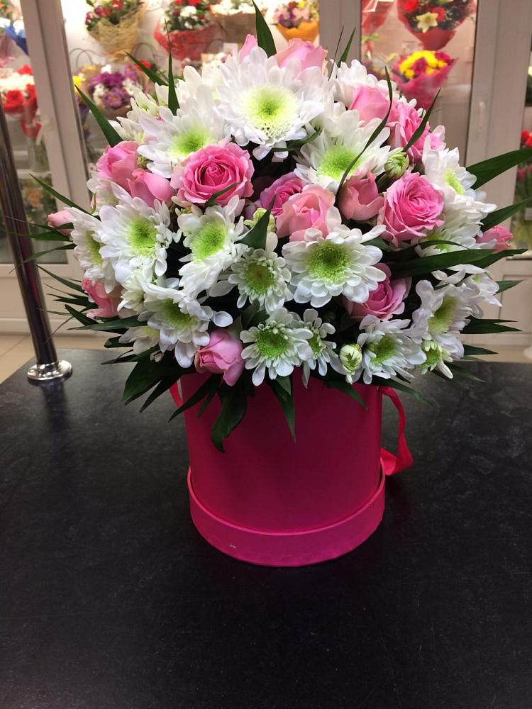 Цветочная композиция из Розы и Хризантемы в шляпной коробке в Чкаловске