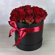 Цветочная композиция из Розы в шляпной коробке в Чкаловске
