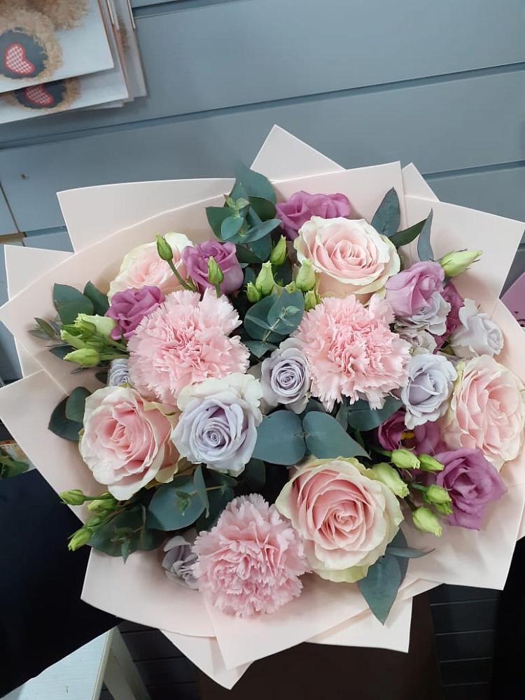 Букет цветов из: Розы, Гвоздики и Лизиантусы в Чкаловске