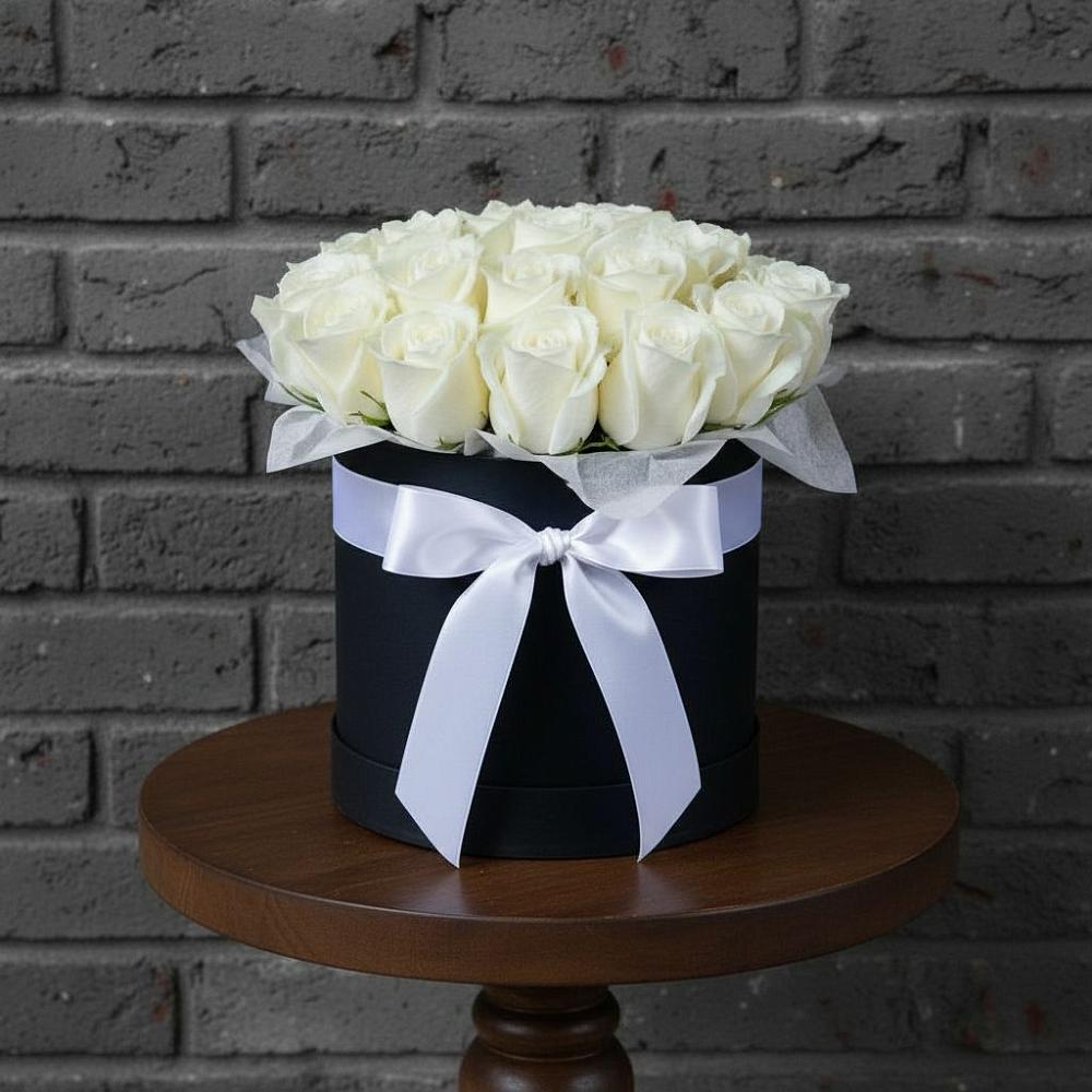 Цветочная композиция из Розы в шляпной коробке в Чкаловске