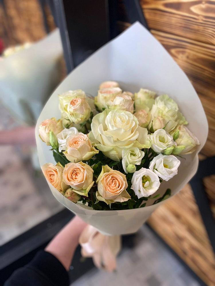 Букет цветов из: Розы и Лизиантусы в Чкаловске